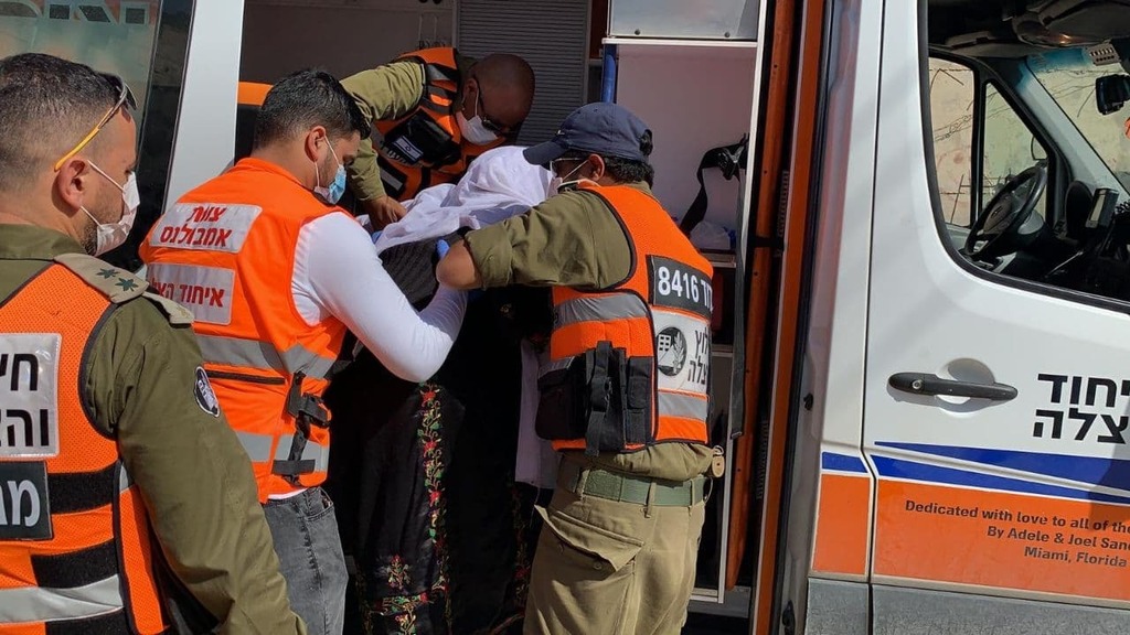 IDF troops help deliver vaccines to housebound Israelis (Photo: IDF Spokesperson's Unit) לאחר ויכוחים רבים: מרותקי הבית החלו לקבל את מנת החיסון הראשונה