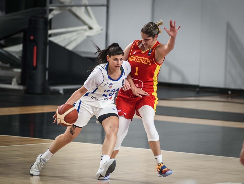 דובלביץ' שומרת על רבר (צילום: FIBA PHOTO) דובלביץ' שומרת על רבר