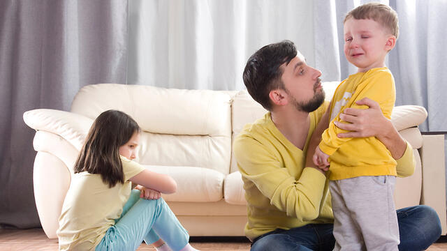 בנים מועדפים על בנות ברוב התרבויות (צילום: Shutterstock) בנים מועדפים על בנות ברוב התרבויות