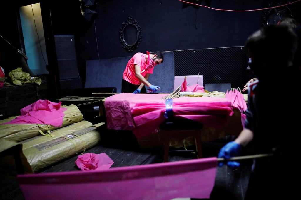 Members of the 'Pink Front' prepare for the weekly anti-Netanyahu demonstrations in Jerusalem, Oct. 2020 