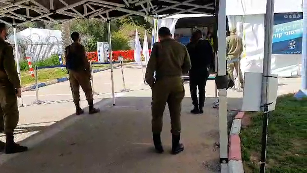 אלפי חיילים מחוסנים מדי יום (צילום: יואב זיתון) מבצע החיסונים בצה"ל