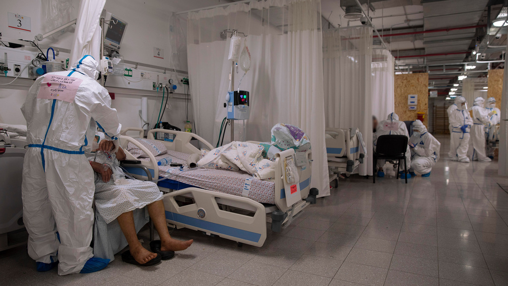 מחלקת קורונה בבית חולים בצפת (צילום: AP) מחלקת קורונה בבית חולים בצפת
