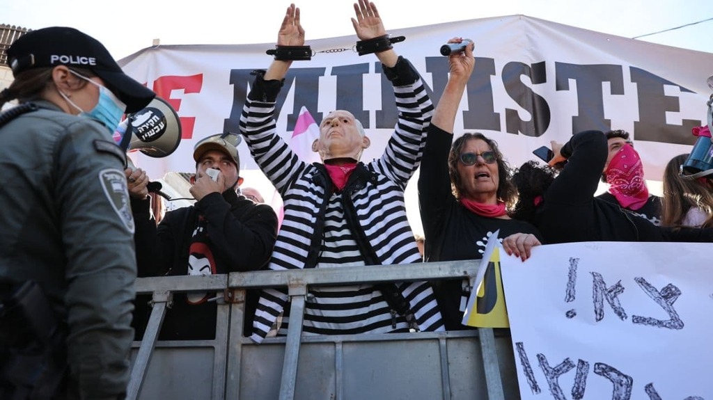 Anti Netanyahu protesters demonstrate outside the Jerusalem District Court where the prime minister is on trail for corruption, in February (Photo: Alex Kolomoisky) ההפגנה מחוץ לבית המשפט