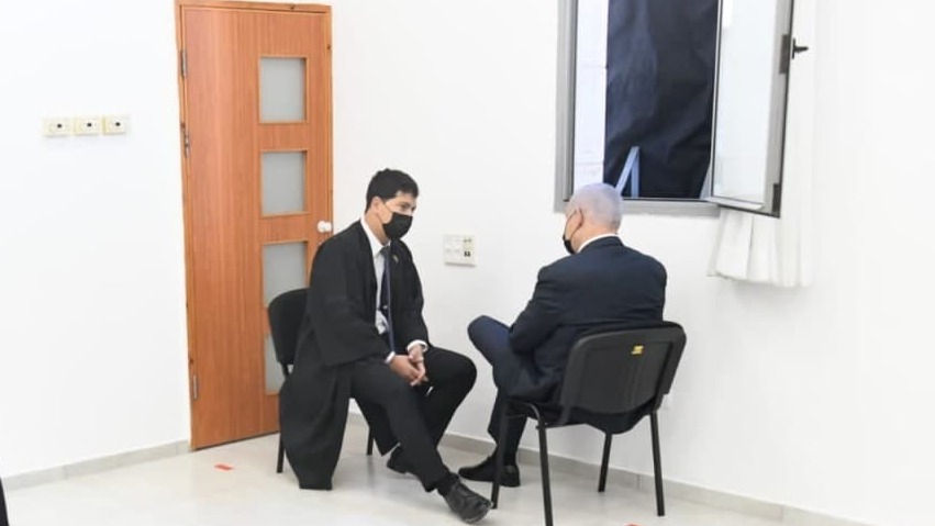 גב למצלמה, ככל שהתאפשר לו. נתניהו (צילום: ראובן קסטרו) בנימין נתניהו