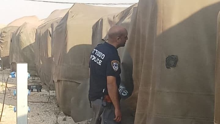 A police officer inspects the scene of a theft at Tze'elim base in southern Israel (Photo: Ynet) רכבים מהם נגנב ציוד מבסיס צאלים