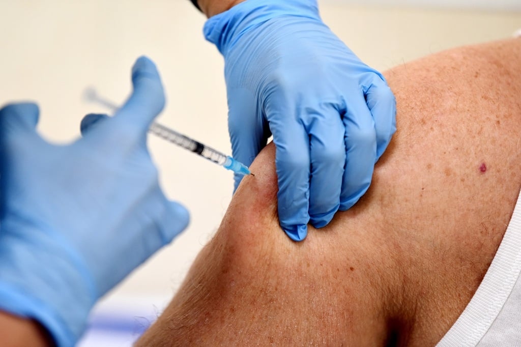Health worker administers COVID-19 vaccine in Tel Aviv (Photo: Avi Koankes) מתן חיסון קורונה