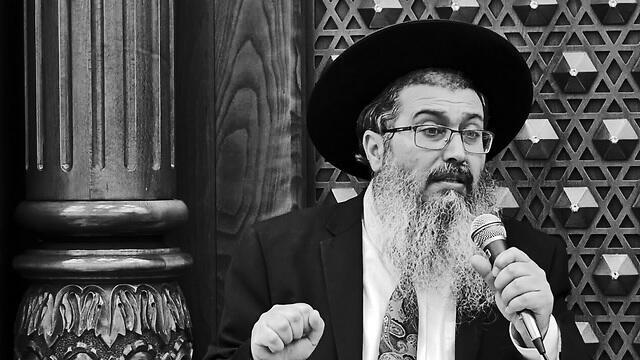 הרב דניאל עשור. תיאוריות קונספירציה פרועות ויצירתיות (צילום: יוטיוב) הרב דניאל עשור. תיאוריות קונספירציה פרועות ויצירתיות