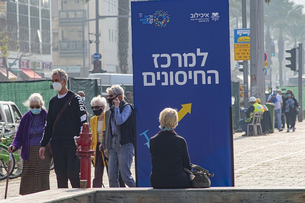 Israelis wait in line to get vaccinated against COVID-19 (Photo: Yuval Chen) אנשים בדרך לקבלת חיסון קורונה