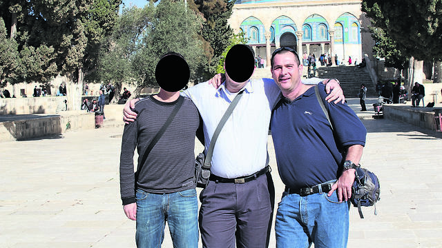 חסון עם חברים מהשב''כ בהר הבית (צילום: אלבום פרטי) חסון עם חברים מהשב''כ בהר הבית