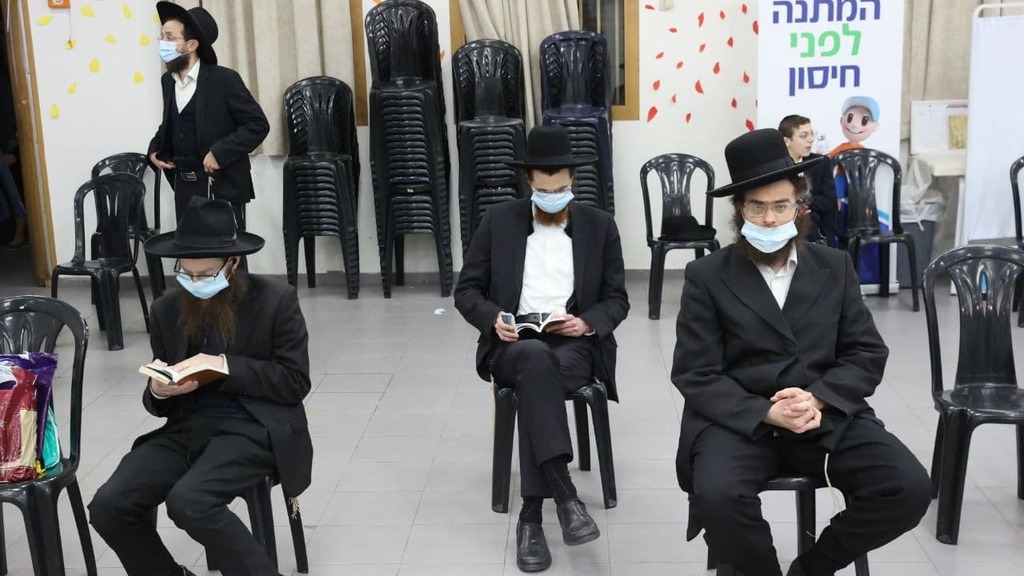 Haredi men waiting to receive the coronavirus inoculation in Bnei Brak (Photo: Moti Kimchi) מבצע החיסונים בבני ברק