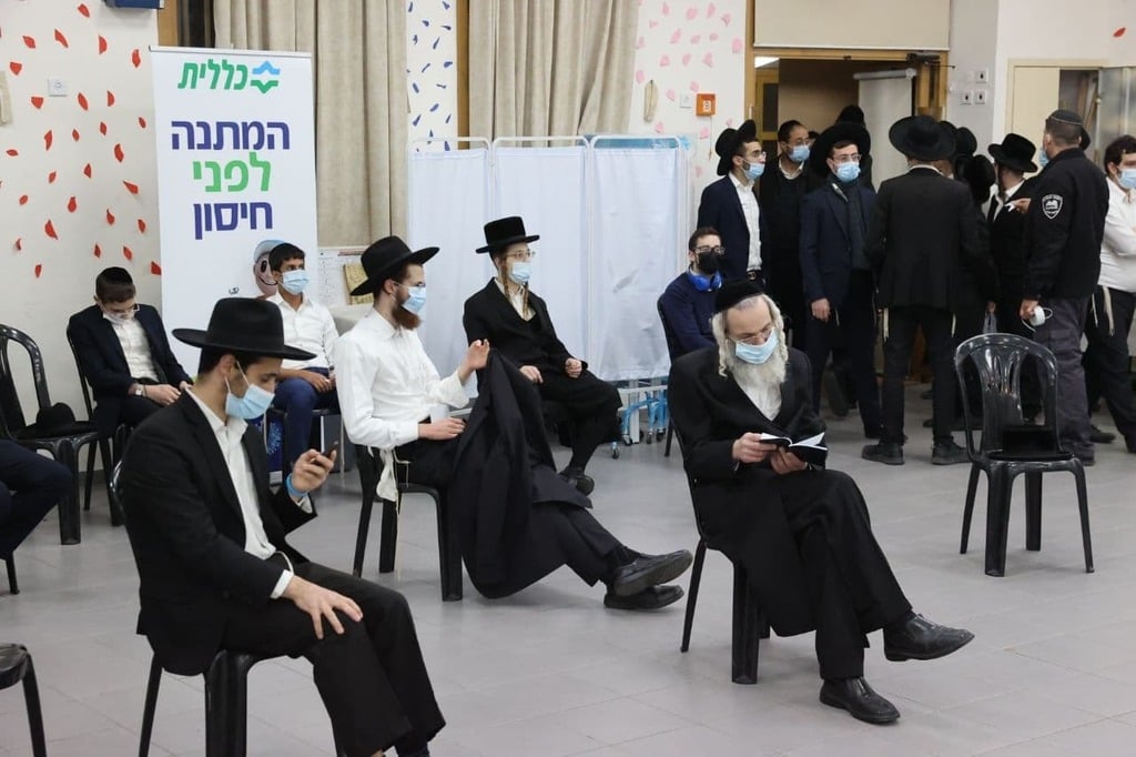 Ultra-Orthodox men waiting to get vaccinated against COVID-19 in Bnei Brak (Photo; Moti Kimchi) מבצע החיסונים בבני ברק