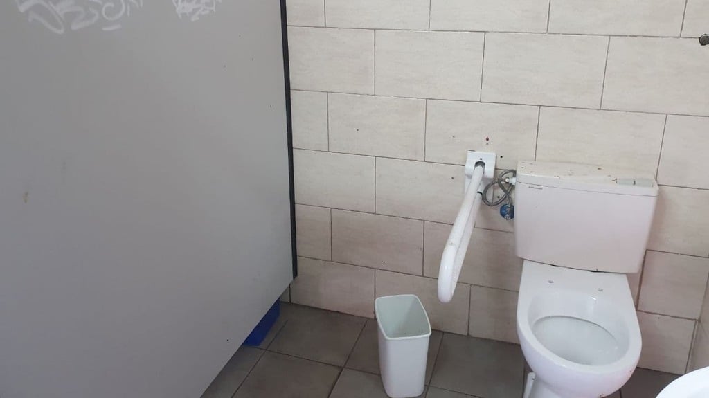 השירותים הציבוריים בנורדאו פינת ארלוזורוב בחיפה (צילום: עידו ארז) השירותים הציבוריים בנורדו פינת ארלוזורוב בחיפה