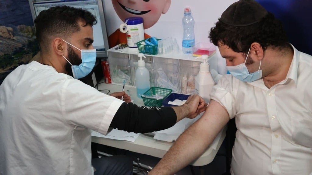 מתחסנים בבני ברק. "קולגות שלי מחו"ל ממש מקנאים במה שקורה פה", אומר פרופ' סגל (צילום: מוטי קמחי) מבצע החיסונים בבני ברק
