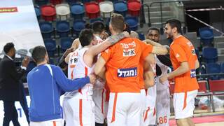 שחקני ראשון חוגגים בסיום