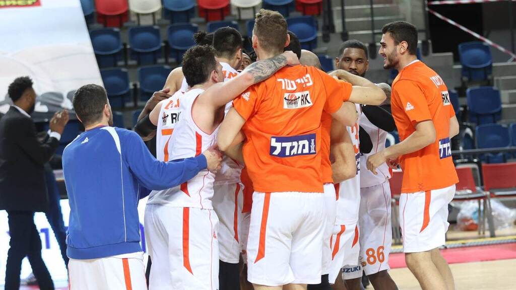 שחקני ראשון חוגגים בסיום