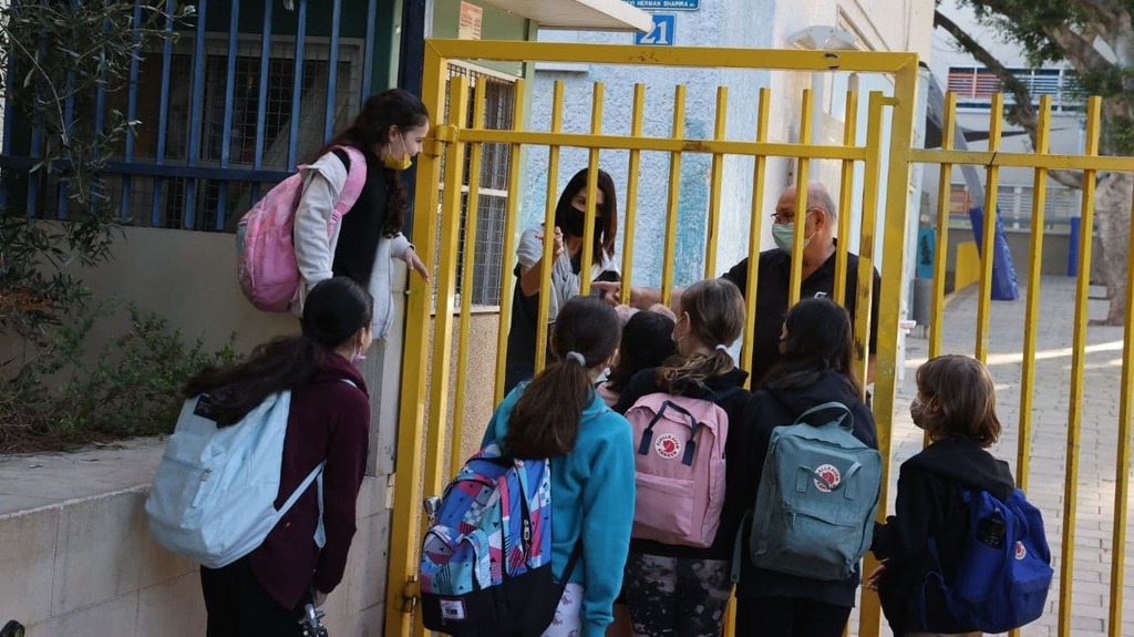 בכניסה לבי"ס גבריאלי הכרמל (צילום: מוטי קמחי) בי"ס גבריאלי הכרמל
