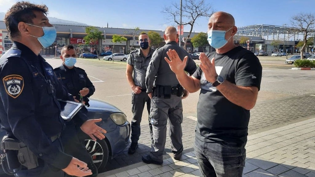 Police fine management at reopened shopping center in Karmiel (Photo: Avihu Shapira) המשטרה מחלקת דו"חות לעסקים בכרמיאל שפתחו בניגוד להנחיות