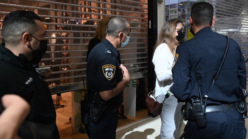 Police arrive at Grand Mall in Petah Tikva (Photo: Yair Sagi ) קניון פתח תקווה פתח בניגוד להנחיות. שוטרים מחלקים קנסות
