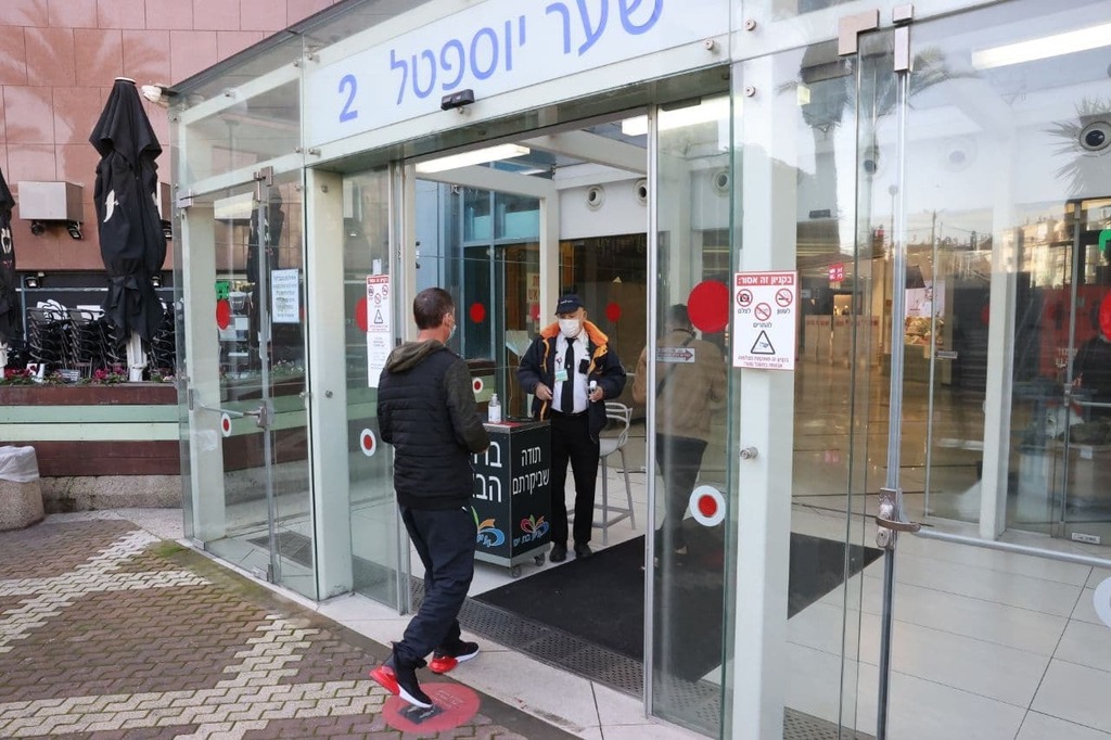 קניונים יפעלו ללא תו ירוק. קניון בת ים (צילום: מוטי קמחי) קניון בת ים
