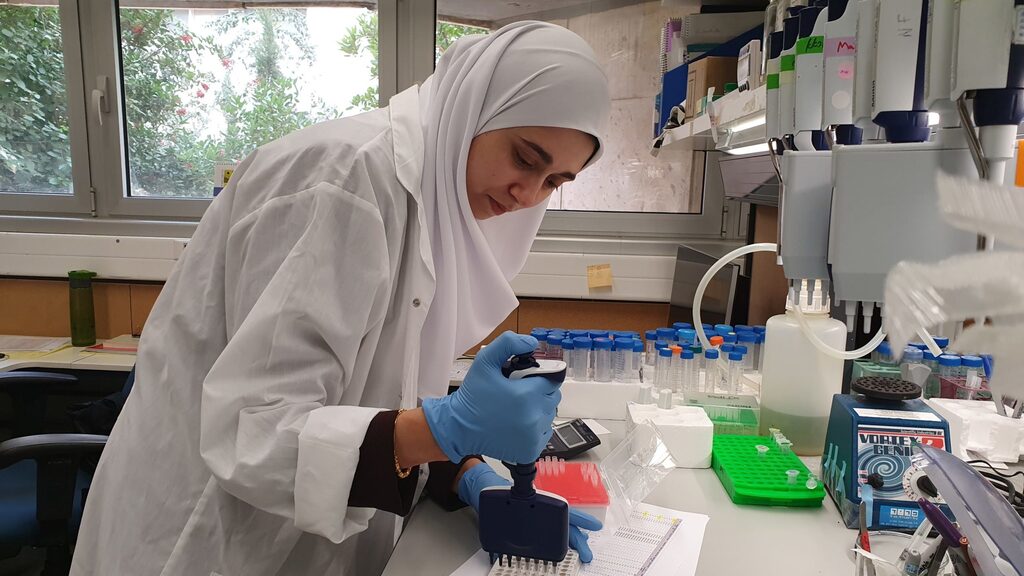Dr. Israa Sharkia, a researcher at the Hebrew University lab, working on the new blood test technology 