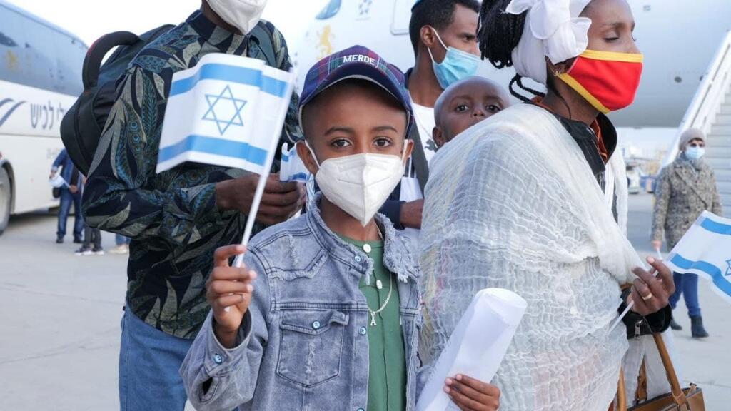 עולים מאתיופיה במסגרת החלק הראשון של מבצע "צור ישראל". 10,000 עדיין ממתינים במחנות העלייה (צילום: אלה שילוב, לע"מ) 300 עולים מאתיופיה נוחתים בישראל במסגרת מבצע "צור ישראל"