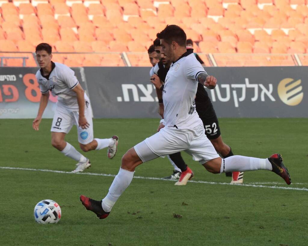 עידן שמש בועט (צילום: אורן אהרוני) עידן שמש