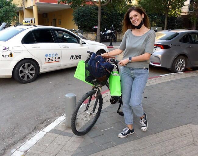 וכמובן אחת עם חיוך חשוף