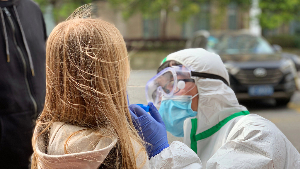 A child is tested for coronavirus (Photo: Shutterstock) A child is tested for coronavirus