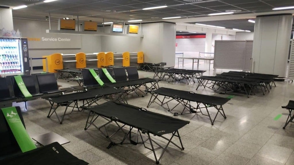 Beds set up at the Frankfurt Airport to for passengers stranded en rout to Israel ישראלים תקועים בגרמניה ולא מורשים על ידי ועדת חריגים לשוב לבית