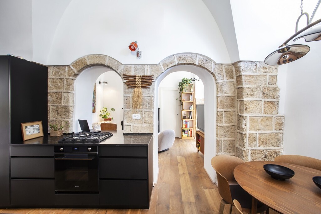 שני פתחים מקושתים מובילים מהמטבח אל הסלון (צילום: סוזי לוינזון) דירה יפה יפו