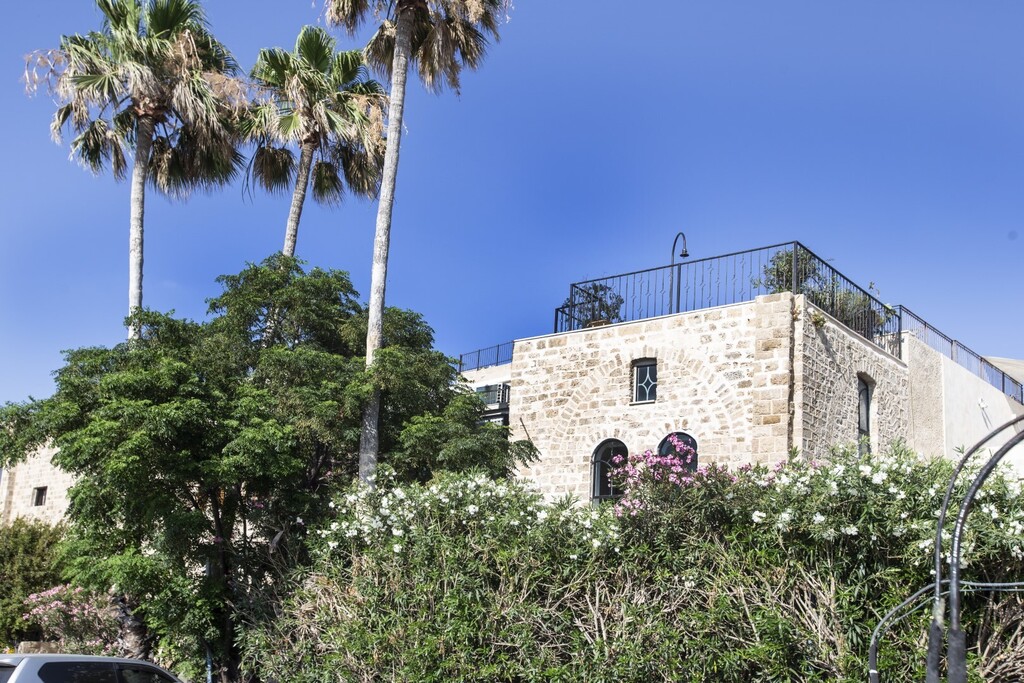 מבט מבחוץ על חלקו האחורי של המבנה בכיכר קדומים (צילום: סוזי לוינזון) דירה יפה יפו