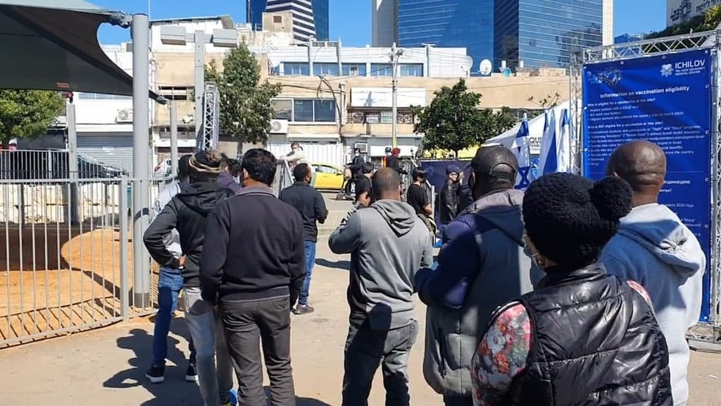 מבקשי מקלט בנווה שאנן, ארכיון תורים ארוכים ועומסים במרכז החיסונים בנווה שאנן