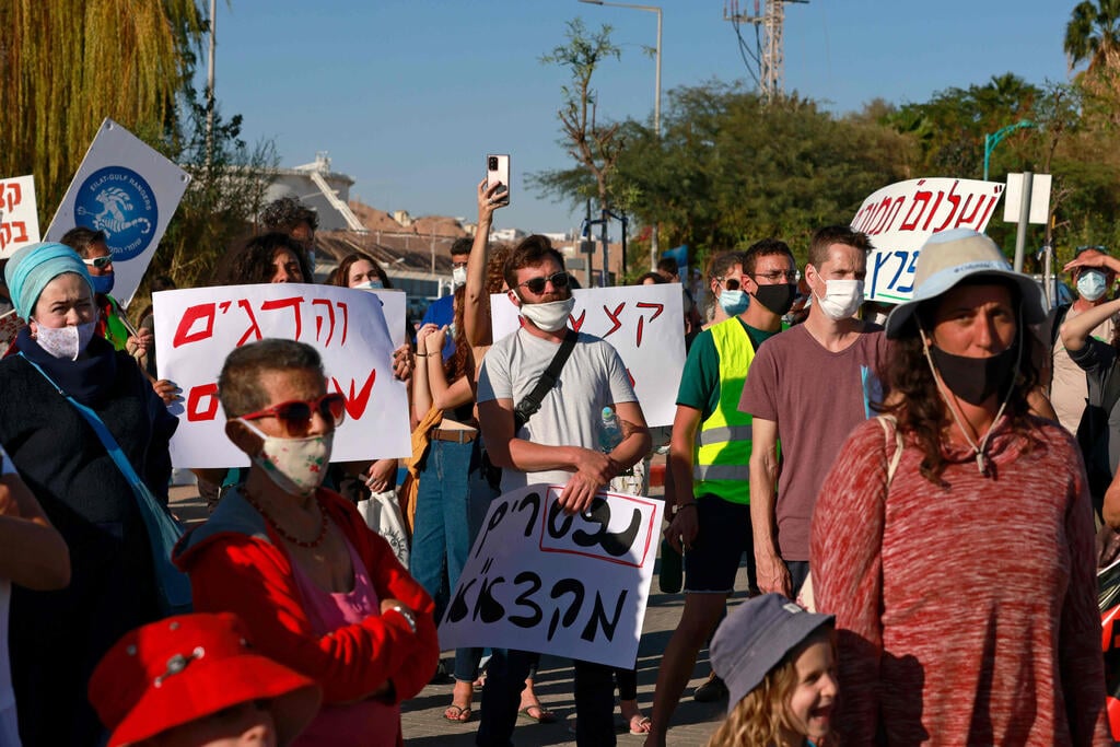 Environmental activists gather for a protest at a parking lot overlooking an oil jetty in Israel's southern Red Sea port city of Eilat, Feb. 10, 2021 (Photo: AFP) Environmental activists gather for a protest at a parking lot overlooking an oil jetty in Israel's southern Red Sea port city of Eilat, Feb. 10, 2021