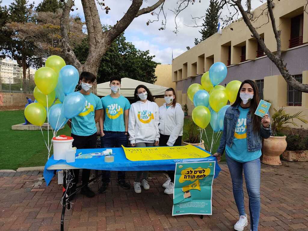 קבוצת מד"צים אשקלון מקיף א' אומרים תודה לנותני השירות בבית הספר (באדיבות 'נוער לתת') בני נוער אומרים תודה לנותני שירות