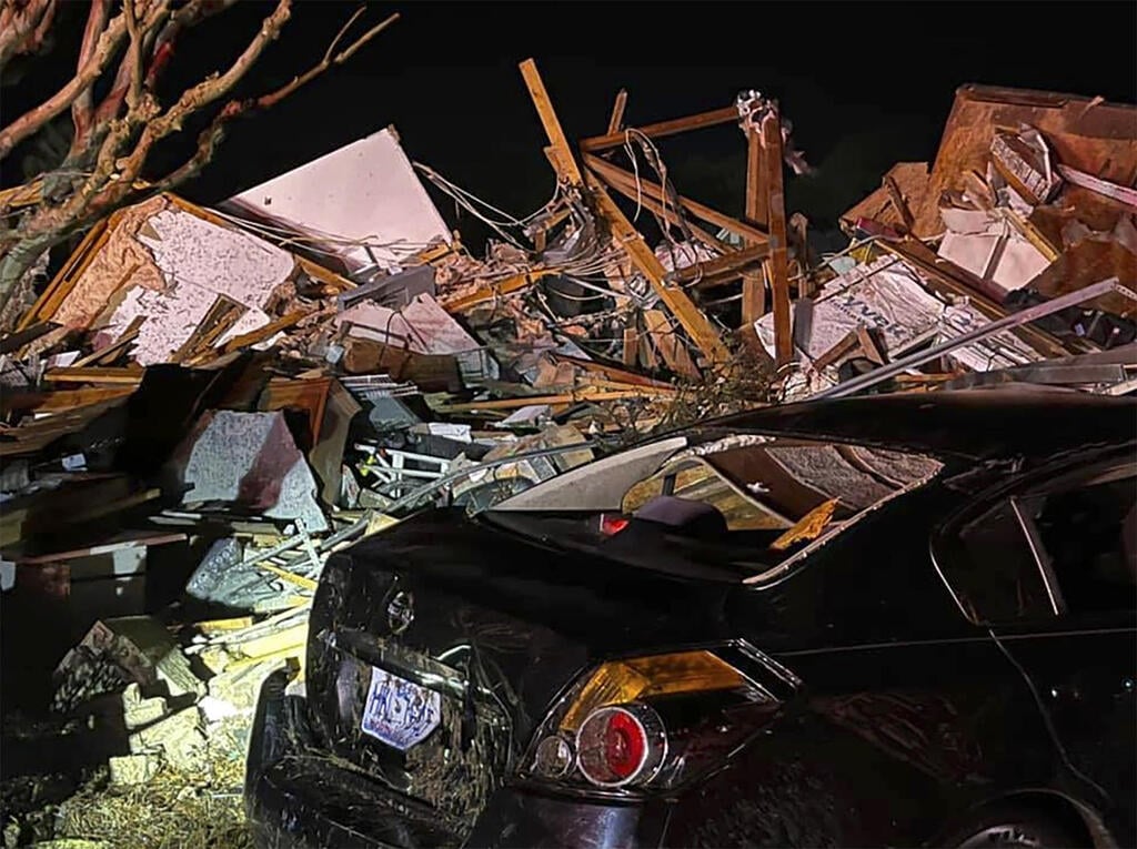 נזקי סופת הטורנדו בצפון קרוליינה (צילום: AP) נזקי סופת טורנדו ב צפון קרוליינה גל קור ב ארה"ב