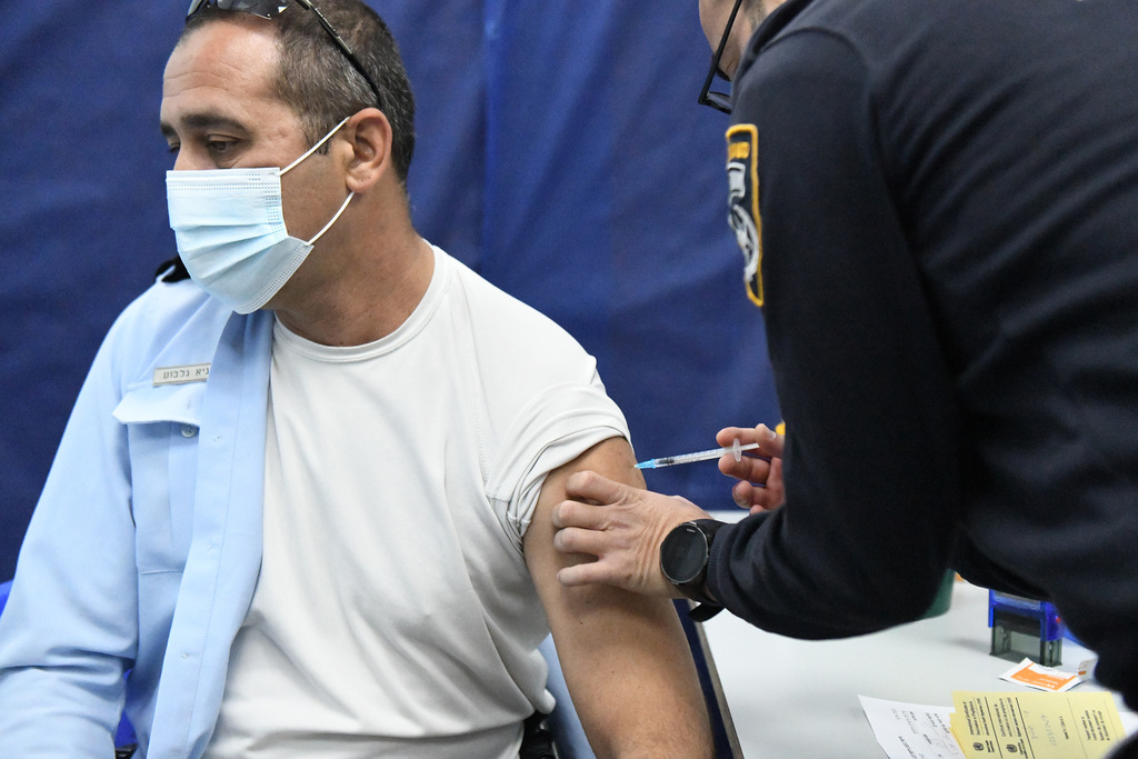 A police officer vaccinated against coronavirus (Photo: Israel Police) מבצע חיסונים במשטרה