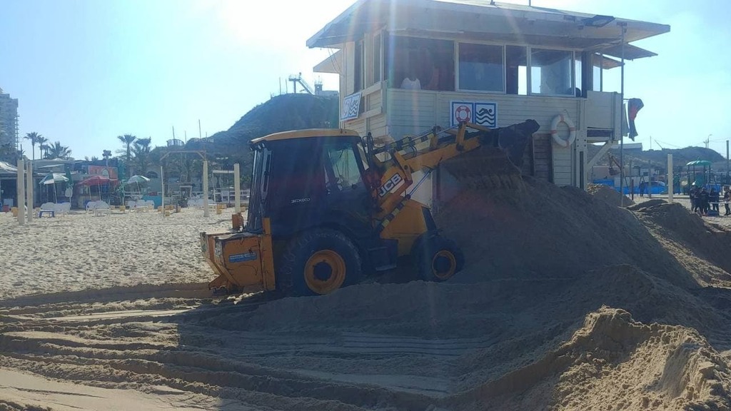 הכנות בחופי ראשון לציון לקראת מזג האוויר הסוע