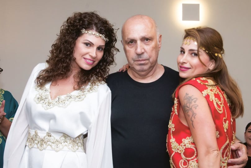 בר ויכמן (מימין) עם אביה, דוד אגייב ז"ל, ואחותה סבינה יקיר, לאחר שהאב התאושש מתקיפת הגרזן
(צילום: אלבום פרטי) ב רויכמן עם אביה דוד אגייב ז"ל ואחותה סבינה יקיר