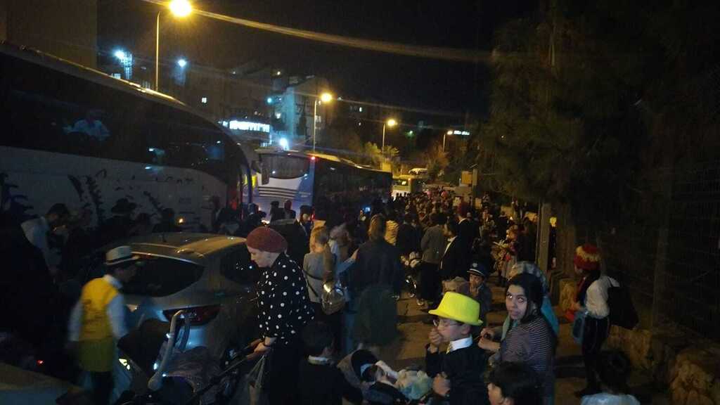 התקהלות בתחנת אוטובוס בירושלים בשנה שעברה תחנה בירושלים