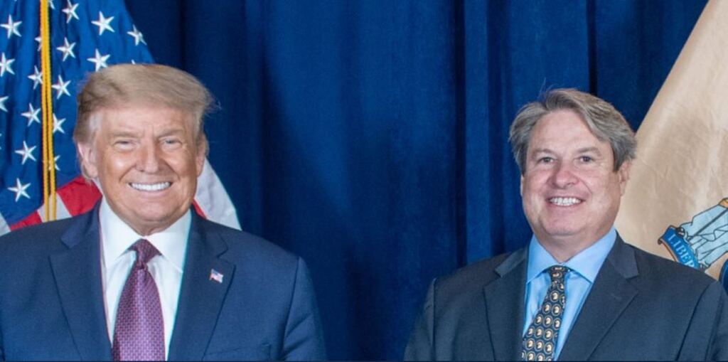 Prime Minister Netanyahu's American adviser John McLaughlin (R) with former U.S. president Trump 