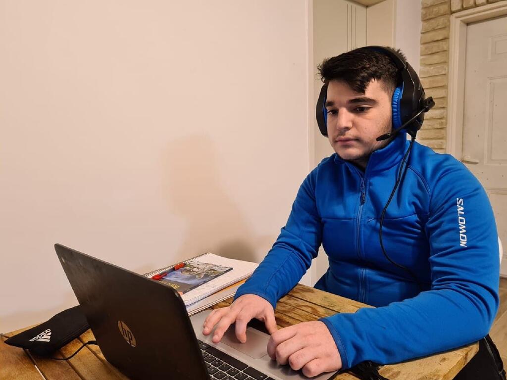 An Israeli student studies remotely מורן מאדי