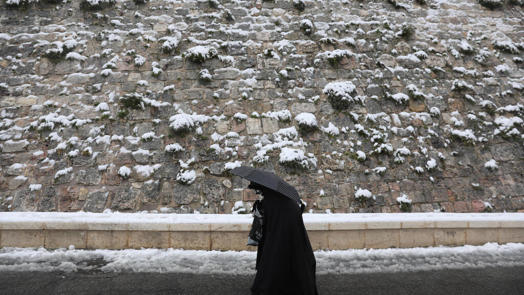 צילום: EPA מזג אוויר חורף שלג ירושלים
