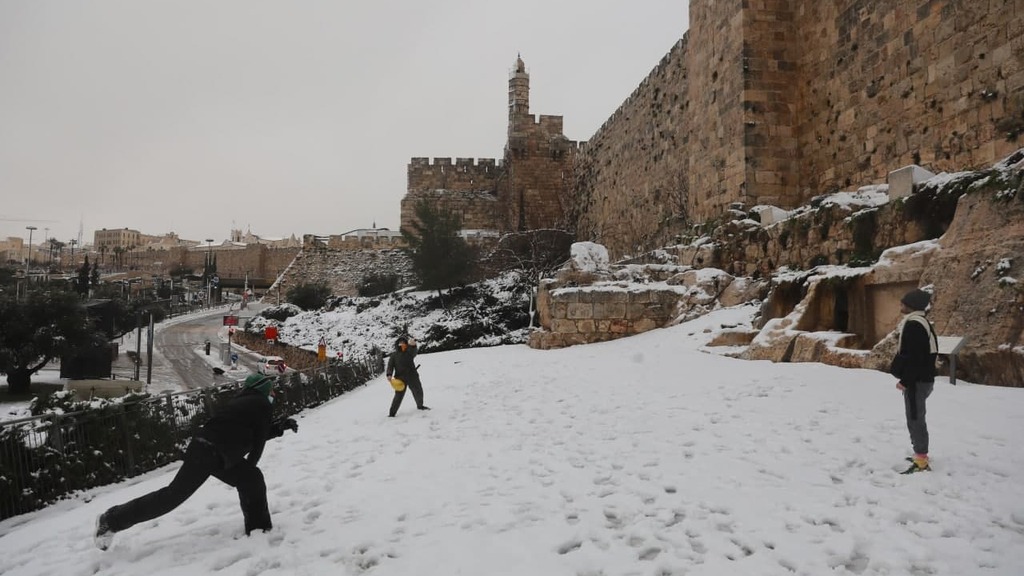 וגם ליד מגדל דוד (צילום: EPA) מזג אוויר חורף שלג ירושלים