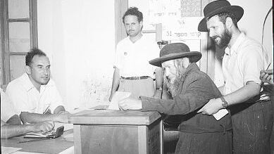 הקלפי במאה שערים. הוצבה בהתחלה בבניין הכנסיה והועברה לישיבה (צילום: דוד רובינגר) מצביע בקלפי במאה שערים