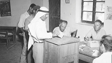 מצביעים באבו גוש (צילום: דוד רובינגר) קלפי באבו גוש