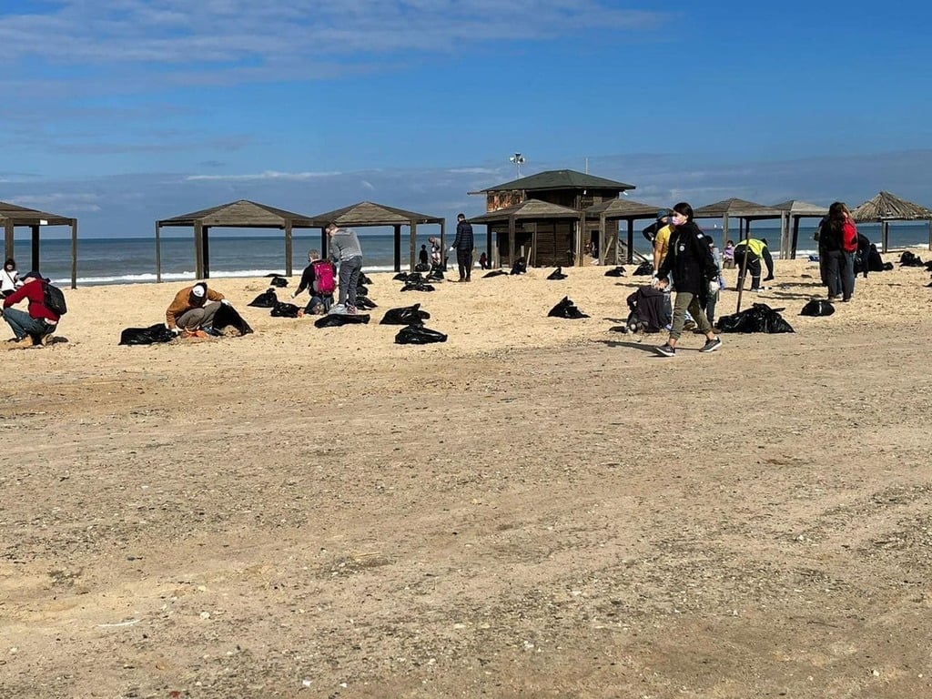 ניקיון הזפת שנסחפה לחוף הים בניצנים (צילום: נדב אבס) ניקיון הזפת שנסחפה לחוף הים בניצנים