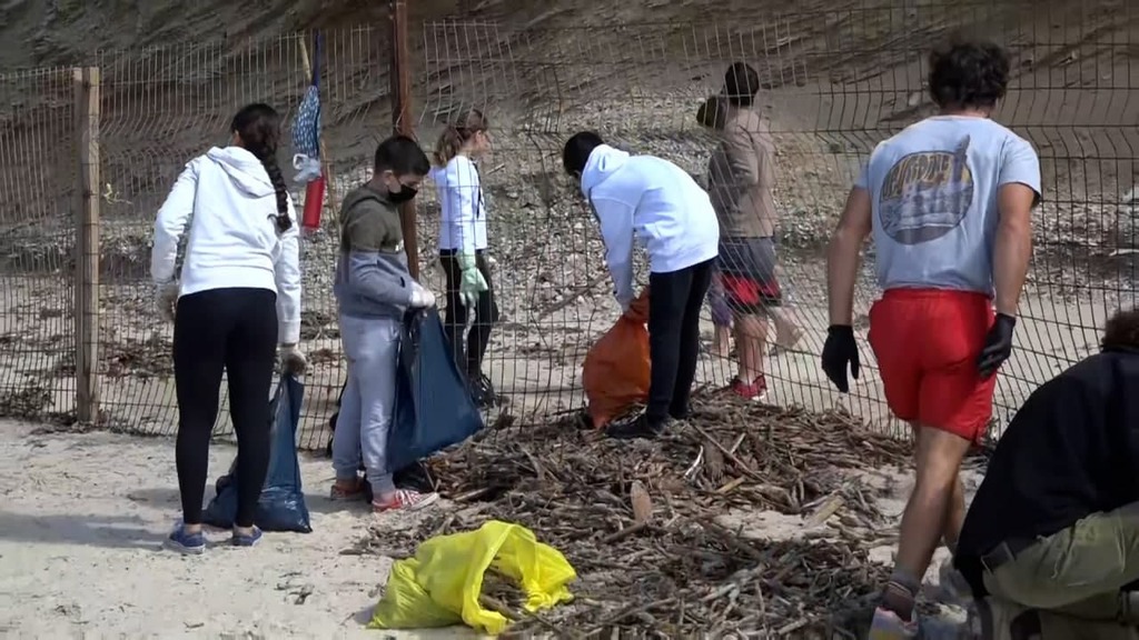 ניקיון הזפת שנסחפה לחוף הים בהרצליה (צילום: ליהי קרופניק) ניקיון הזפת שנסחפה לחוף יהים בהרצליה