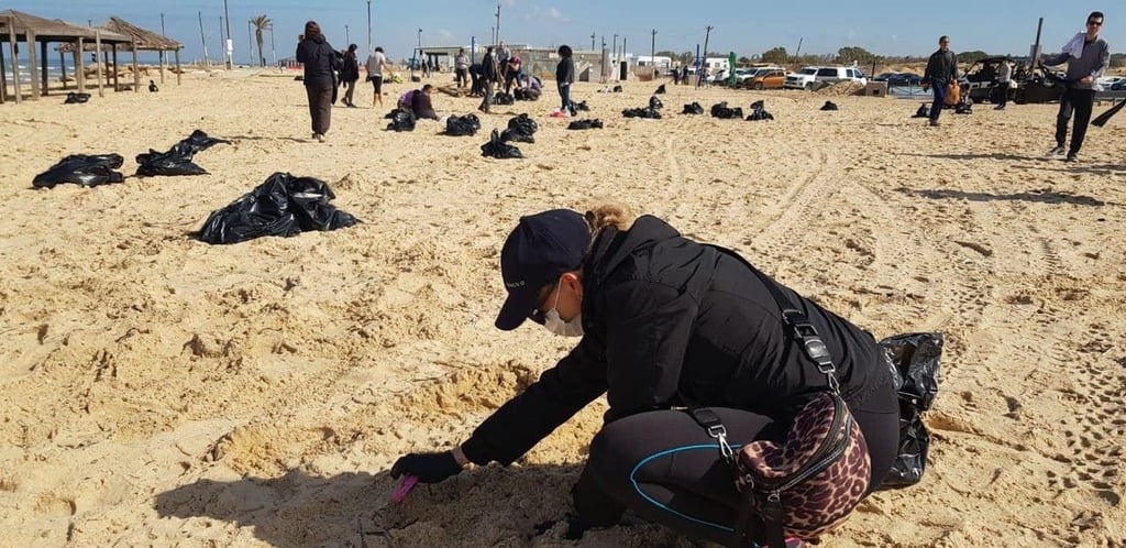 ניקיון הזפת שנסחפה לחוף הים בניצנים (צילום: נדב אבס) ניקיון הזפת שנסחפה לחוף הים בניצנים