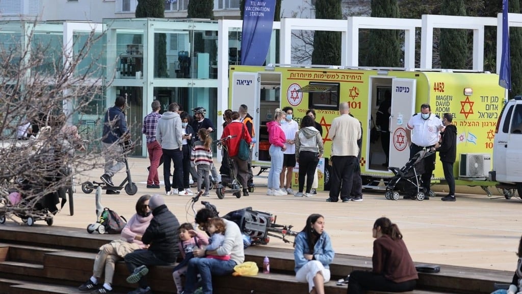 מתחם נייד של חיסונים בכיכר הבימה בתל אביב (צילום: מוטי קמחי) מתחם נייד של חיסונים נגד קורונה בכיכר הבימה בתל אביב