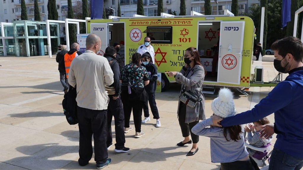 נייד חיסון של מד"א בתל אביב (צילום: מוטי קמחי) מתחם נייד של חיסונים נגד קורונה בכיכר הבימה בתל אביב